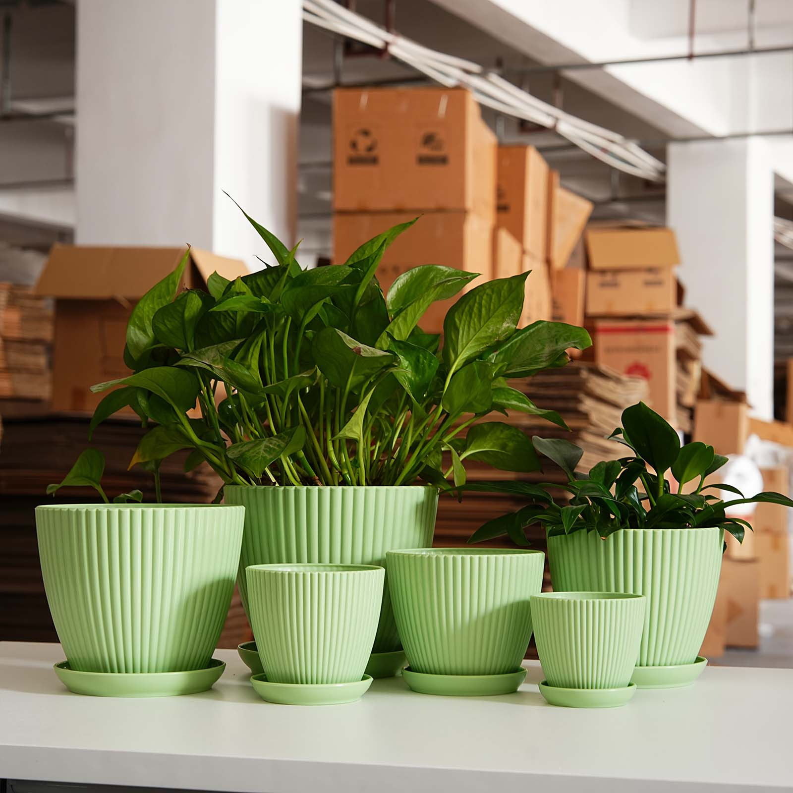 縦縞模様の厚みのある植木鉢、非セラミックプラスチック製の花鉢 - Vertical Wall Planter のレビューと価格
